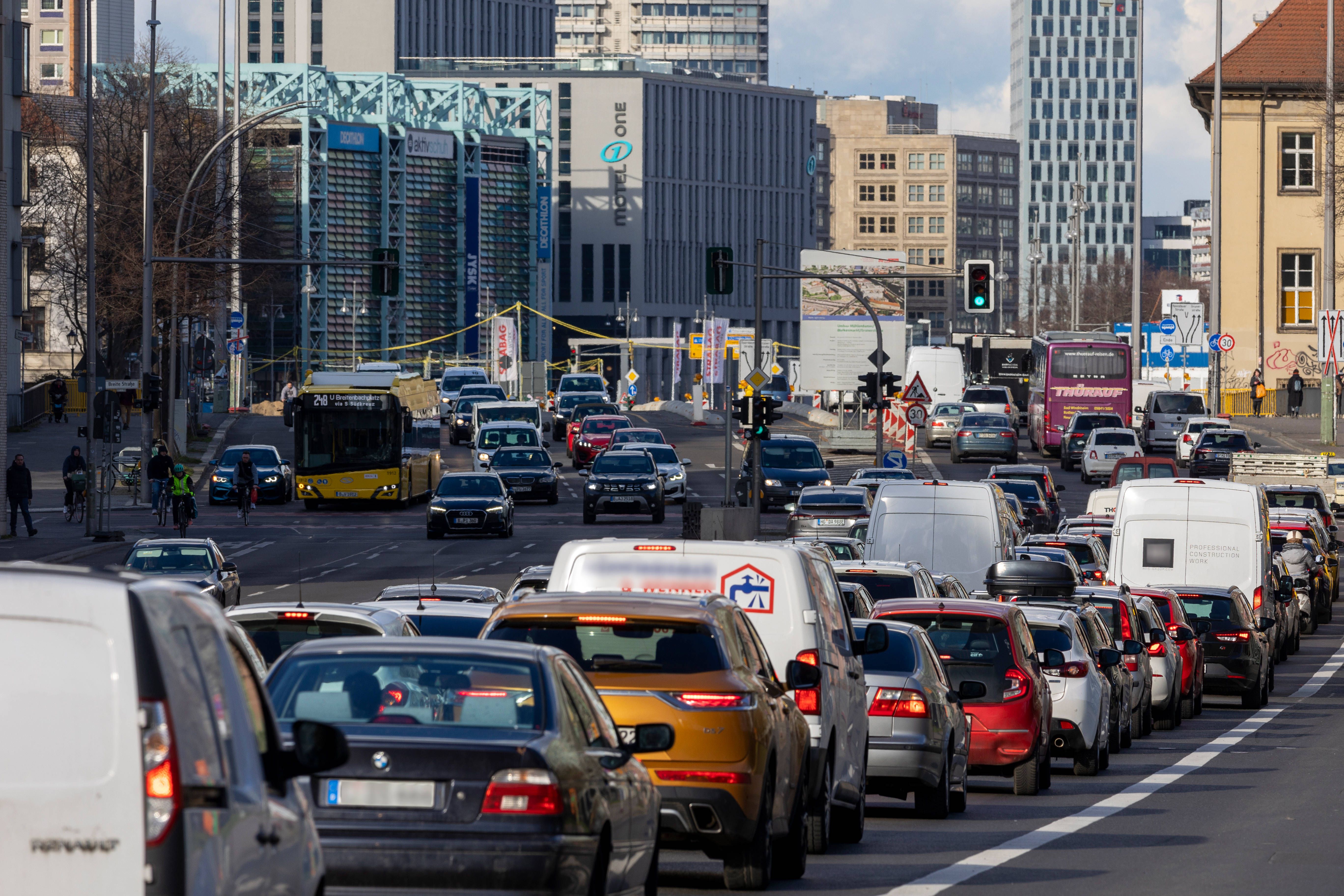 Baustellen, Staus, Klimakleber: Hier Stockt Der Verkehr In Berlin Am ...