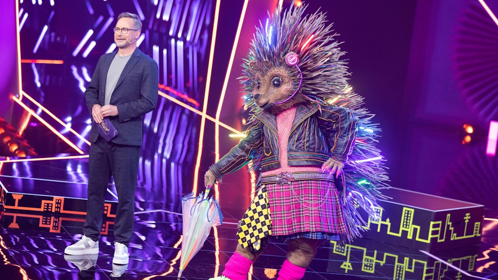 Der Igel mit „Masked Singer“-Moderator Matthias Opdenhövel