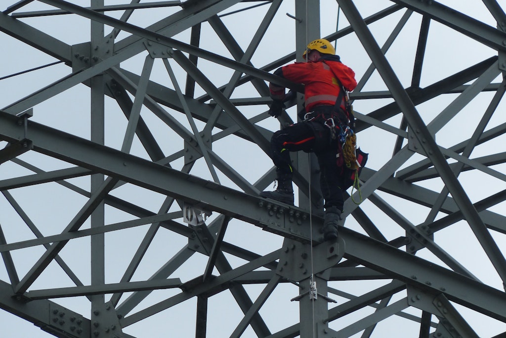 Hoch hinaus: Ende März wurden an der Köpenicker Chaussee die Kabel von den Masten genommen.