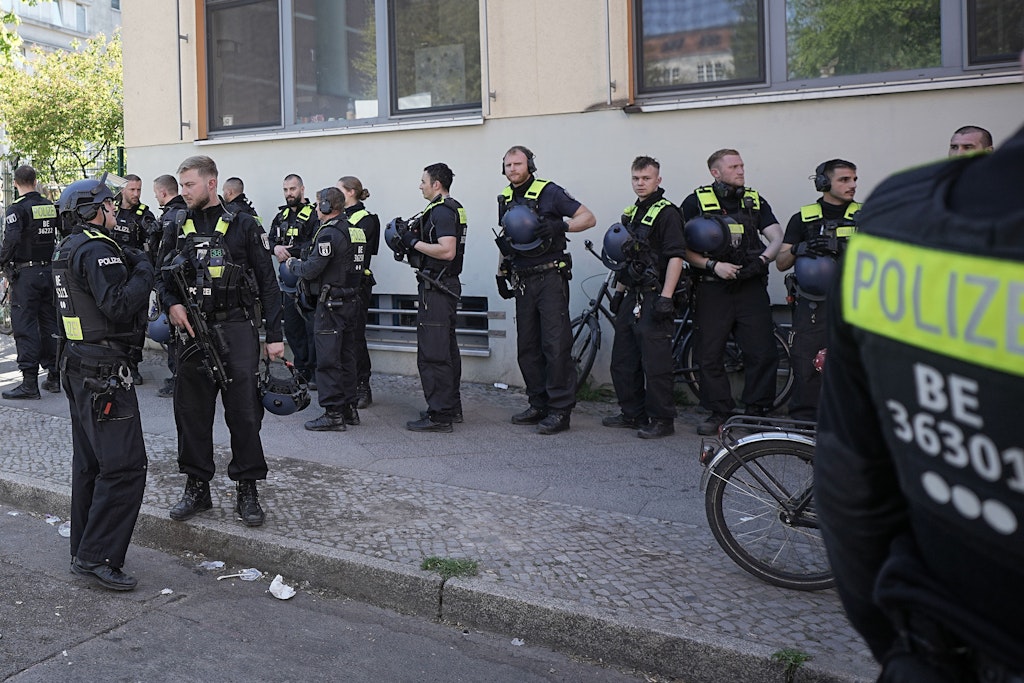 Polizisten vor dem Schulgebäude in der Mainzer Straße.