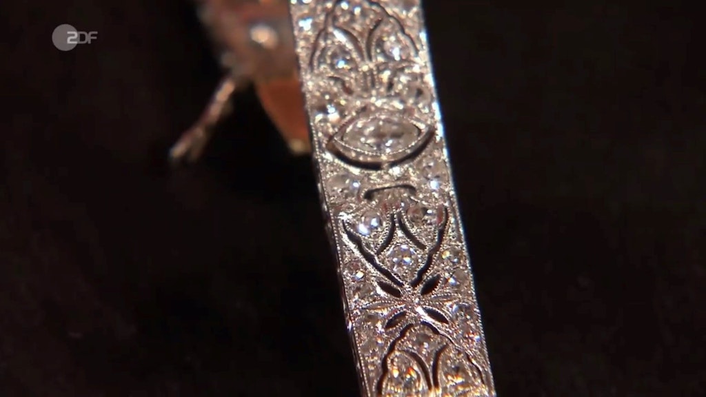 Von der feinen Verarbeitung des Armbandes ist „Bares für Rares“-Expertin Wendela Horz besonders begeistert.
