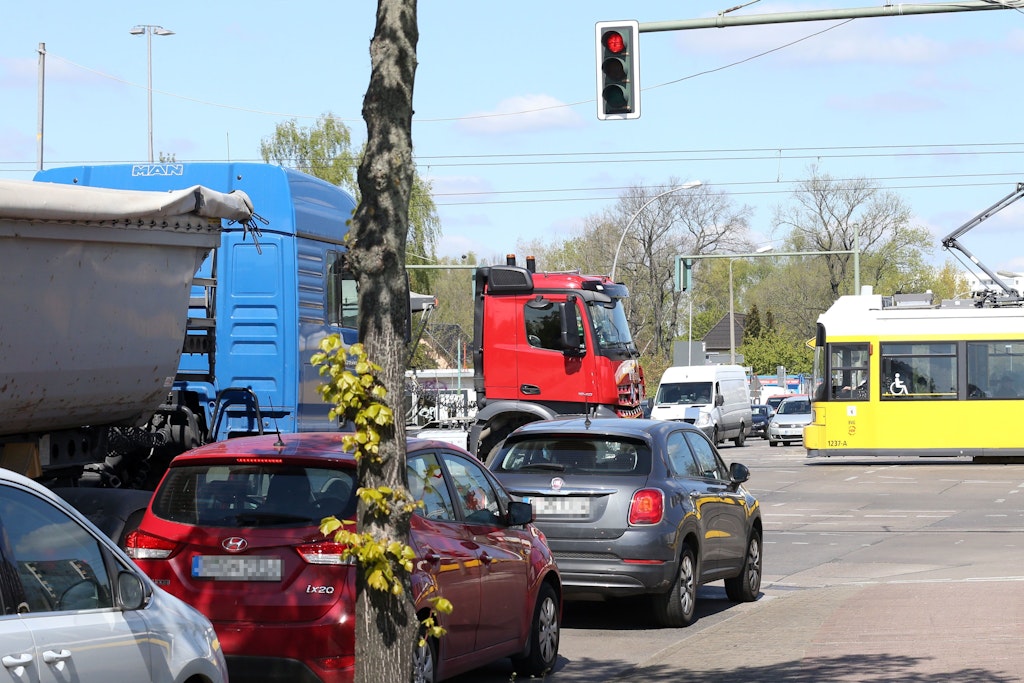 Da schickt man seinen Nachwuchs nicht gerne rüber: Die Kreuzung Hansastraße/Malchower Weg/Darßer Straße ist eine Verkehrshölle.