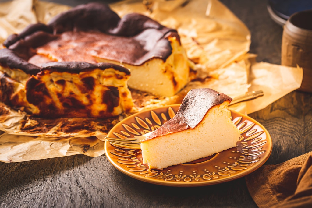 Käsekuchen wie bei Oma - wer ihn nicht so dunkel mag, deckt ihn beim Backen mit Alufolie ab.