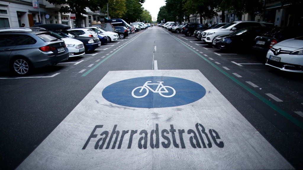 Hinweis auf die Fahrradstraße Stargarder Straße im Stadtteil Prenzlauer Berg. Autofahrer ignorieren die Markierung regelmäßig. 