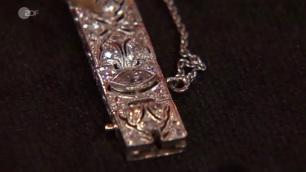 Insgesamt acht dieser Navette-Steine hat das Armband, das bei „Bares für Rares“ verkauft werden soll.