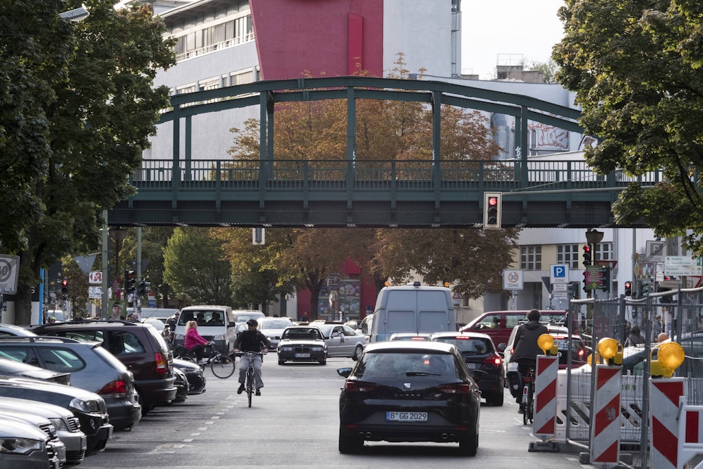 Abendlicher Feierabendverkehr an der Kreuzung Stargarder Straße/Schönhauser Allee in Berlin-Prenzlauer Berg. Zu viele Autos nutzen die Straße als Durchgangsstraße. 400 Kfz durchqueren die Stargarder Straße am Tag komplett. 