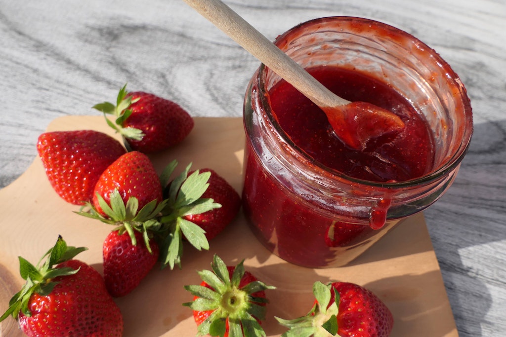 Leckere frisch gekochte Erdbeermarmelade ist einfach unwiderstehlich.