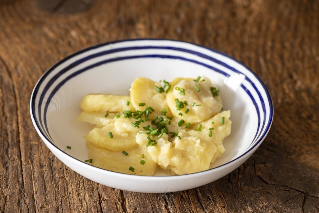 Kartoffelsalat muss nicht kompliziert sein – einfache Varianten mit leckerem Dressing aus Essig und Öl sind oft die besten. Hier ein simples Rezept.
