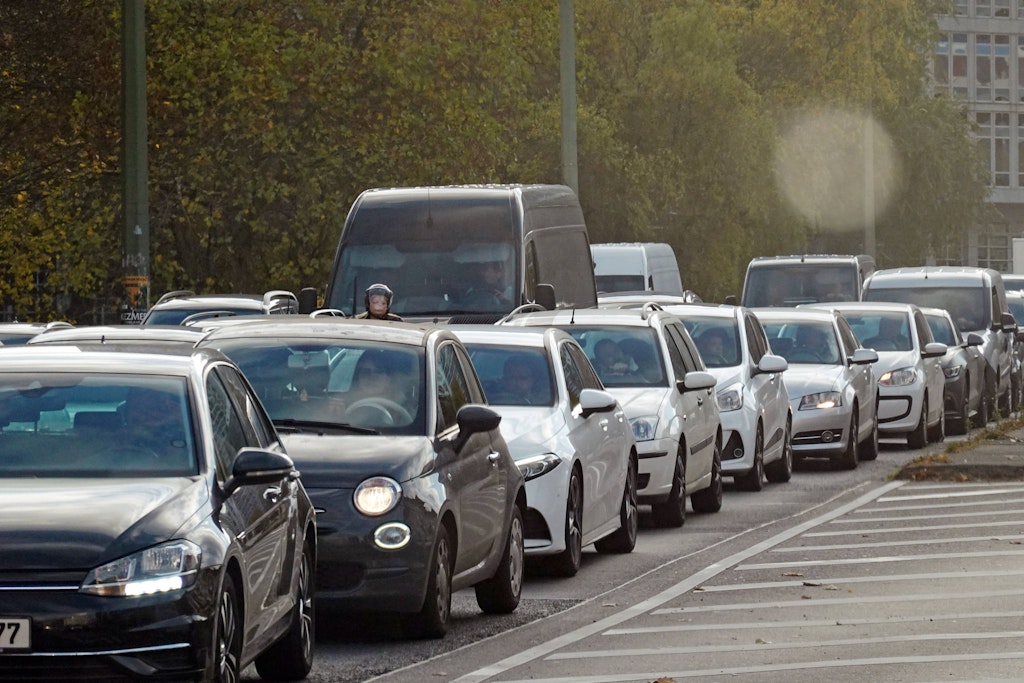 Wer zu Pfingsten mit dem Auto unterwegs ist, braucht oft starke Nerven – wie hier in Berlin.