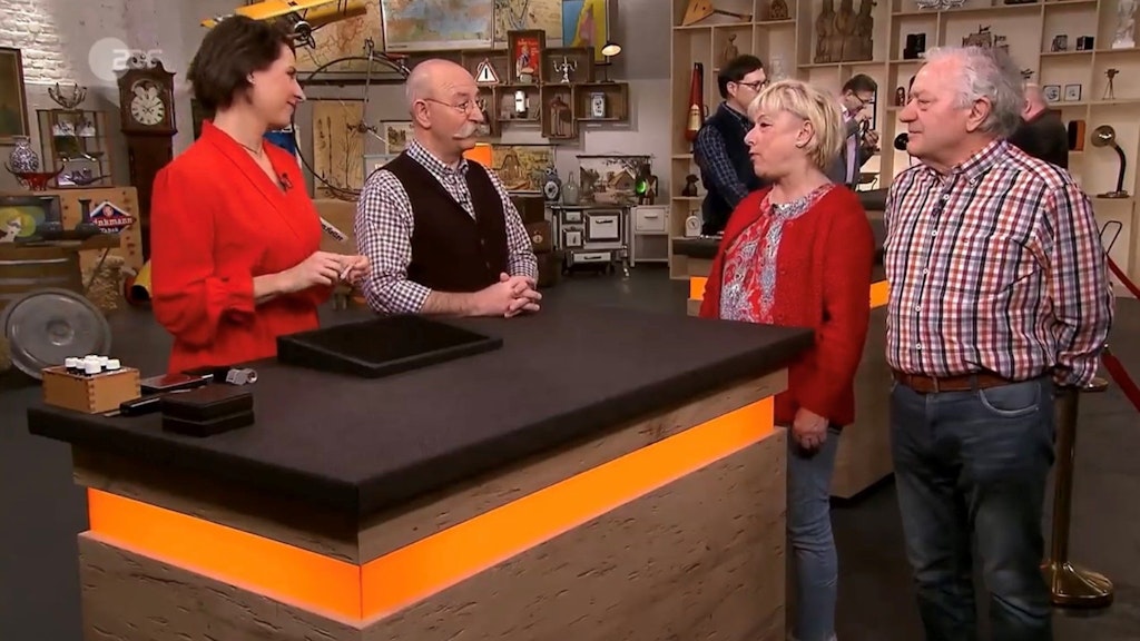 „Bares für Rares“-Expertin Wendela Horz ist begeistert von dem Armband, das Kandidatin Heidi mitgebracht hat.