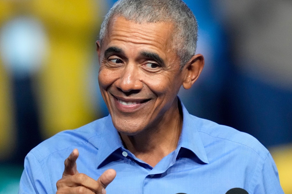 Barack Obama, ehemaliger Präsident der USA, spricht bei einer Wahlkampfveranstaltung in Pennsylvania. Der frühere US-Präsident Barack Obama präsentiert sich am Mittwochabend einem Publikum in Berlin. 