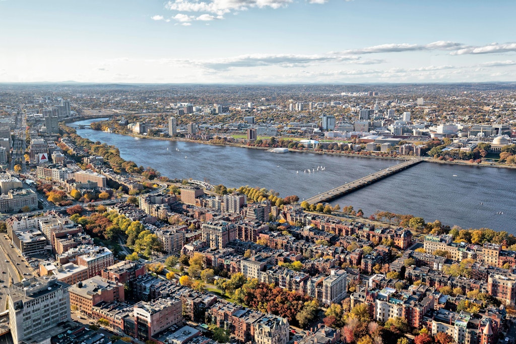 Auf der Harvard Bridge in Boston finden Fußgänger schräge Markierungen auf dem Asphalt. Was hat es damit auf sich?