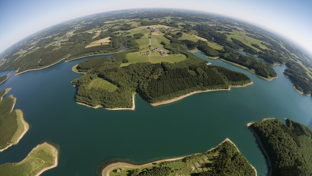 Der Stausee der großen Dhünntalsperre fasst insgesamt rund 81 Millionen Kubikmeter Wasser.