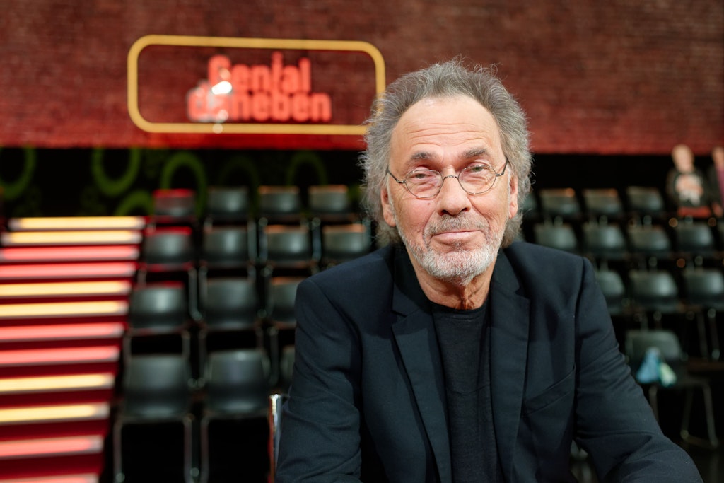 TV-Legende Hugo Egon Balder moderiert auch die Neuauflage von „Genial daneben“.