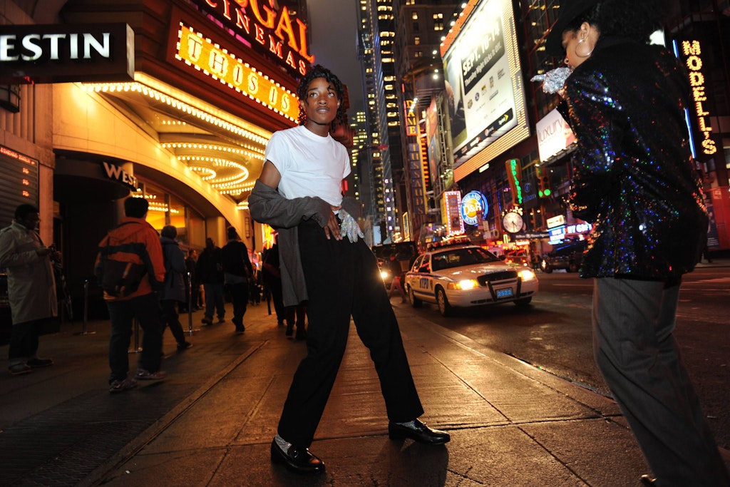 Jordan Neely war obdachlos und verdiente sich ein paar Almosen als Imitator von Michael Jackson hinzu. Das Foto zeigt ihn im Jahr 2009 vor einem Kino in New York.