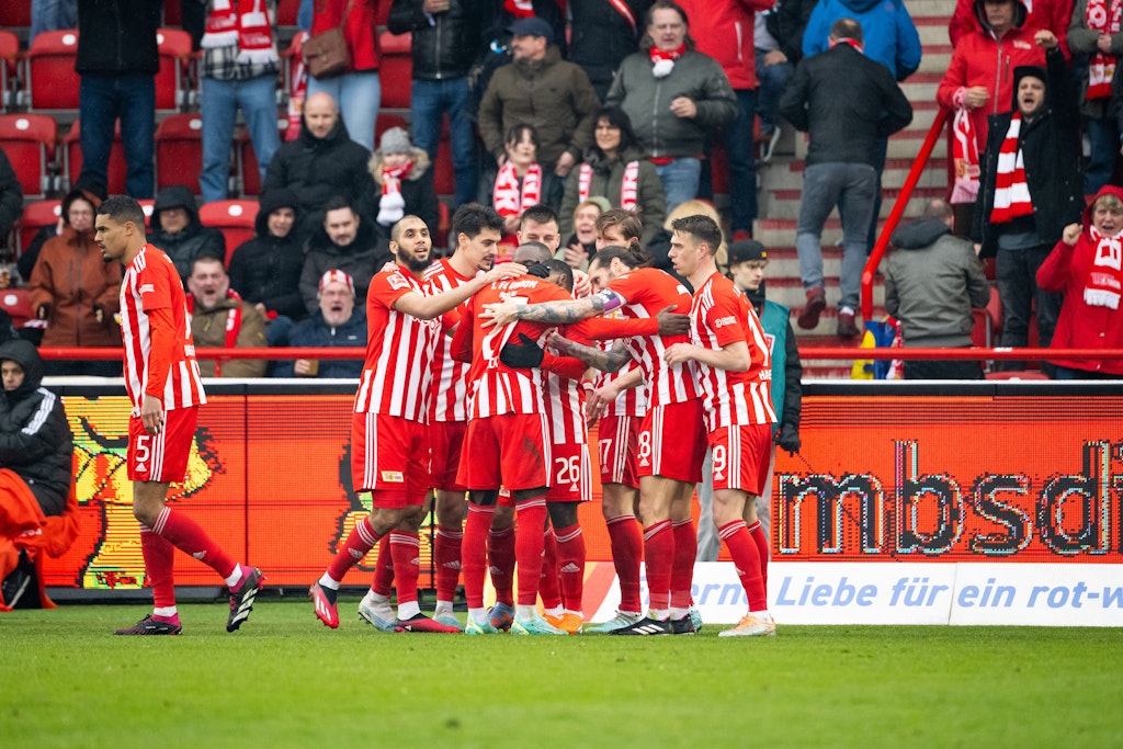 Für Jubel wie hier gegen Stuttgart schwitzt Union derzeit im Trainingslager am Tegernsee. Dann soll es auch mit einem Sieg in Augsburg klappen.