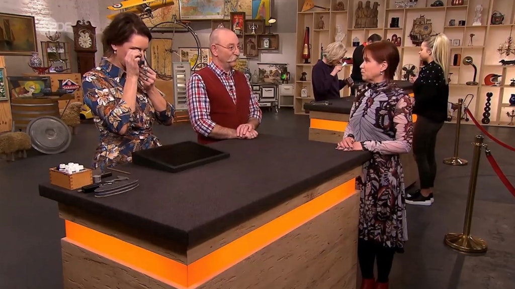 „Bares für Rares“-Kandidatin Corrina (r.) erklärt, wie sie zu dem royalen Armband gekommen ist.