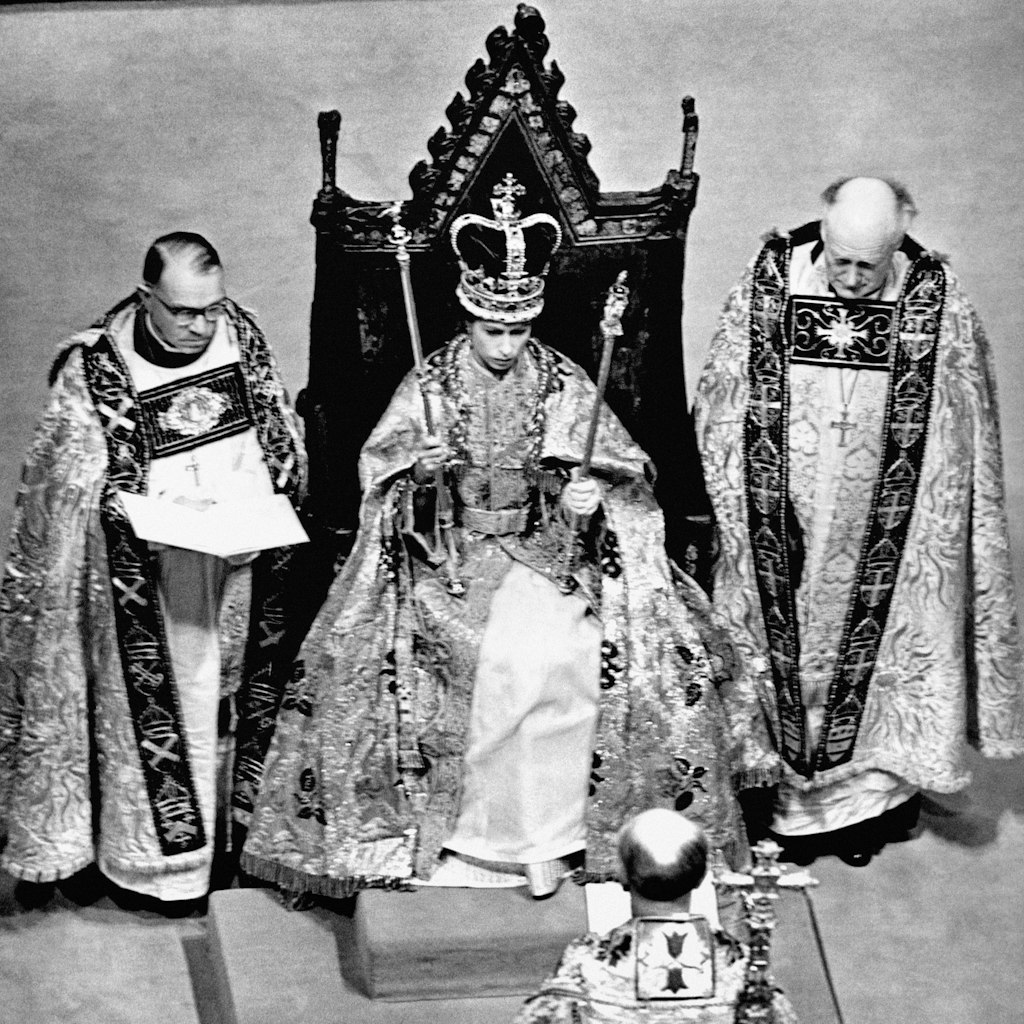 Königin Elizabeth II. trägt nach ihrer Krönung 1953 in der Westminster Abbey die Edwardskrone. 