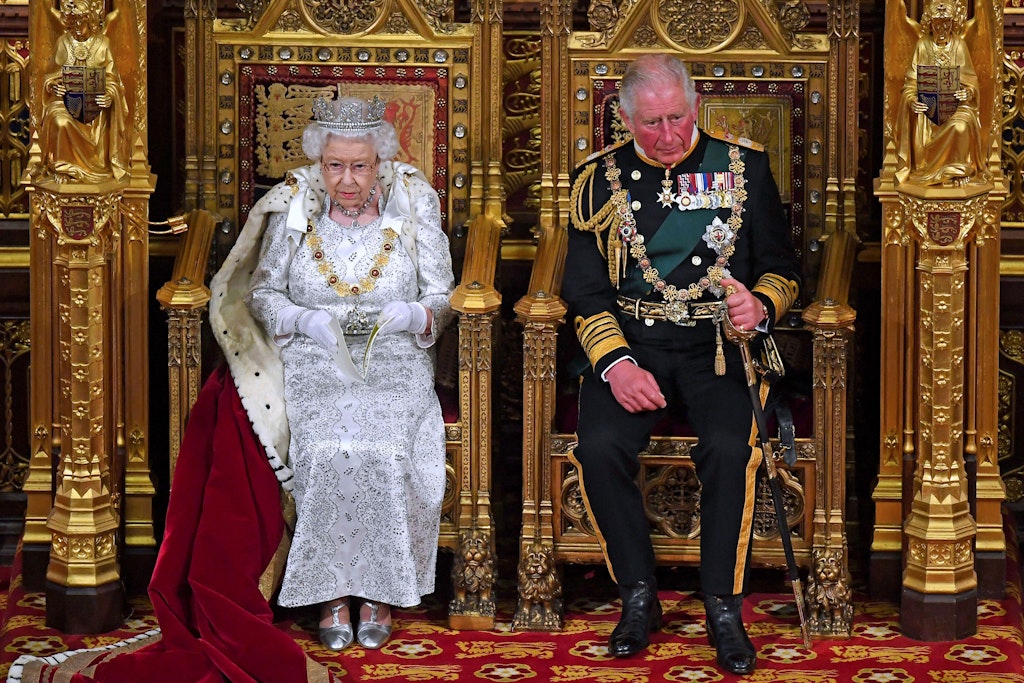Charles, hier mit seiner Mutter Elizabeth, ist bereits der 40. Monarch, der dort die Krone aufs Haupt gesetzt bekommt.