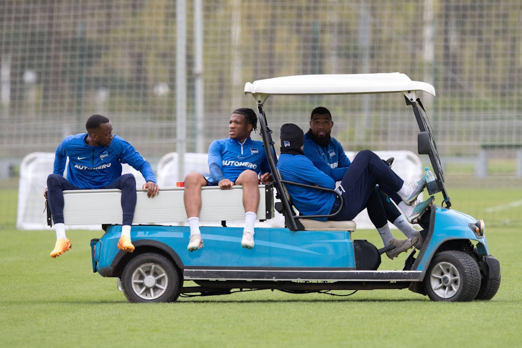 Konnte die Woche weder mit dem Golfcart fahren noch mit den Hertha-Kollegen trainieren: Stürmer Jessic Ngankam (M.). 