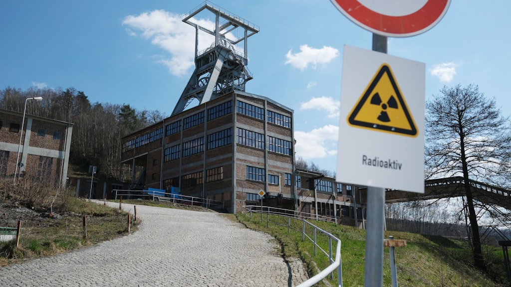 Aue-Bad Schlema: Ein Warnschild „Radioaktiv“ steht am Schacht 371 des früheren Wismut-Bergbaus in Bad Schlema. Die Wismut-Stiftung hat die Aufgabe, das Erbe der Bergbau-Epoche im Erzgebirge zu bewahren.
