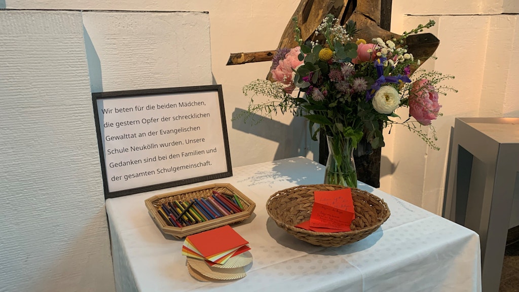 In der Martin-Luther-Kirche liegen Stifte aus, Betroffene können ihre Gedanken und Wünsche aufschreiben und Kerzen anzünden.