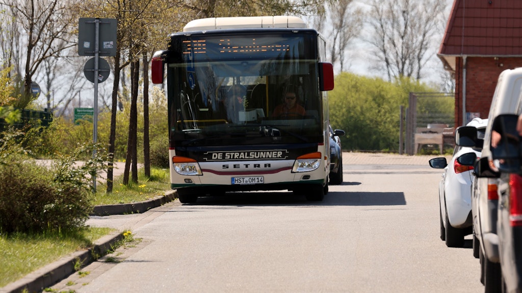 Ein Schulbus fährt beim Gymnasium in Grimmen vor. Wer einen guten Teil des Tages im Bus verbringt, der hat weniger Zeit für Wesentliches.