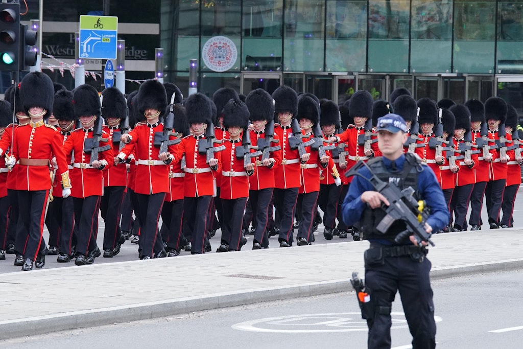 Angehörige der Streitkräfte, die an der Krönungsprozession teilnehmen, treffen vor der Krönung von König Charles III. in London ein.