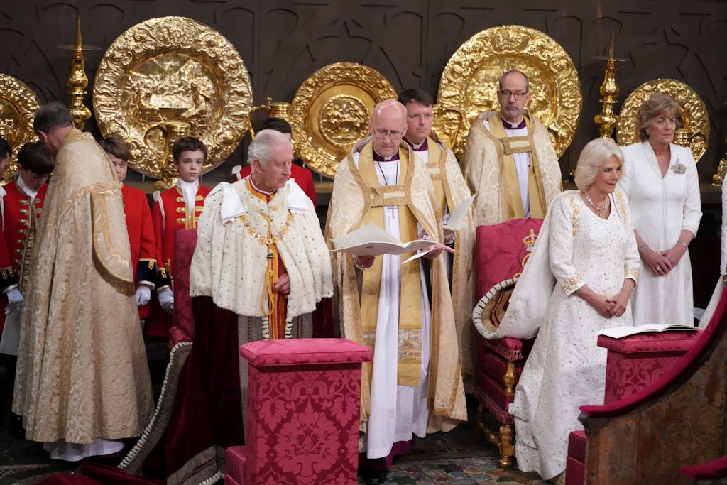 König Charles III und Königin Camilla bei der Krönungsfeier in der Westminster Abbey.