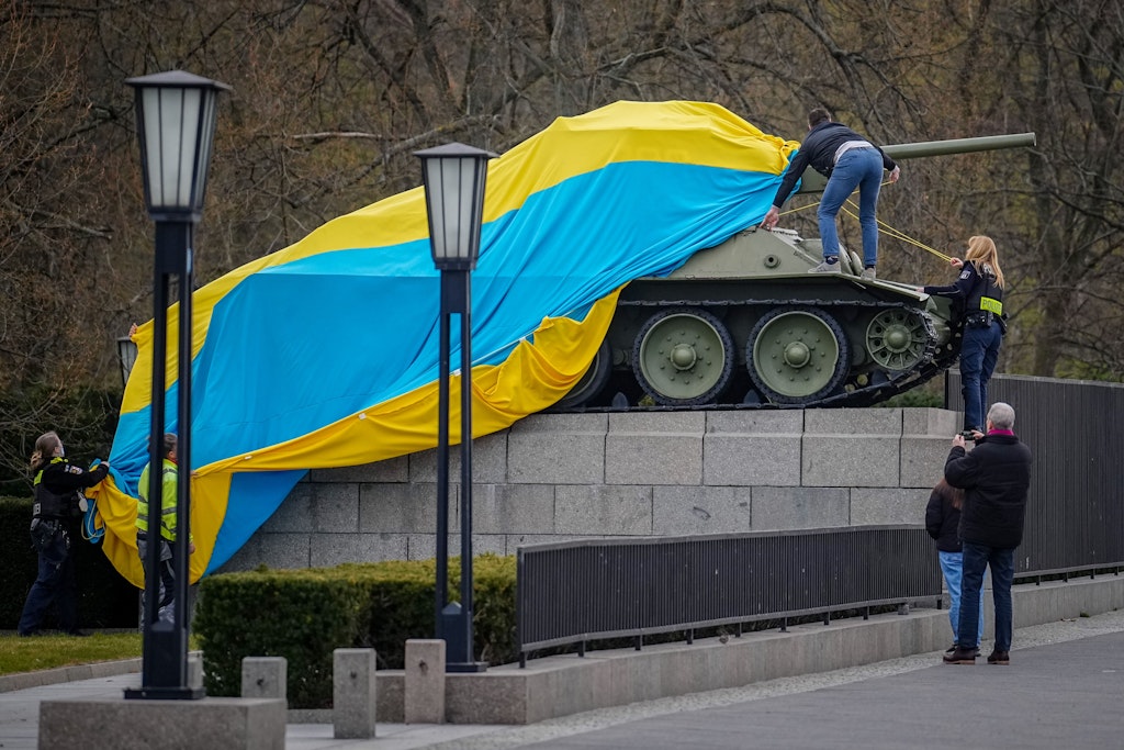 Aktivisten hatten vergangenes Jahr einen Sowjet-Panzer am Sowjetischen Ehrenmal an der Straße des 17. Juni in eine ukrainische Flagge gehüllt.