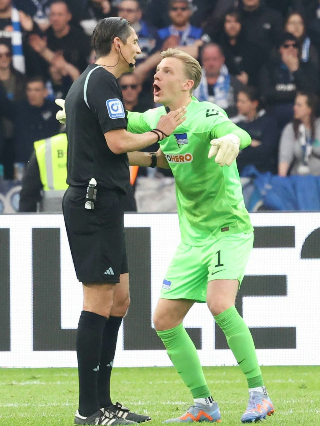 Oliver Christensen konnte es nicht fassen, bekam die Entscheidung von Schiedsrichter Deniz Aytekin aber erklärt.