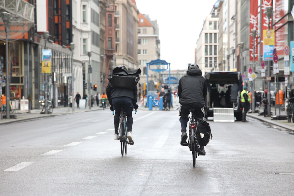 Radler auf der Friedrichstraße in Berlin-Mitte. Für Sonntag sind mehrere Fahrradkorsos im gesamten Stadtgebiet angesagt. (Archivbild) 