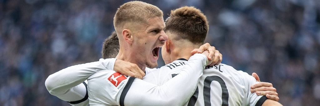 Hertha BSC lebt noch: Marton Dardai jubelt mit seinen Kollegen über den Sieg gegen den VfB Stuttgart. 
