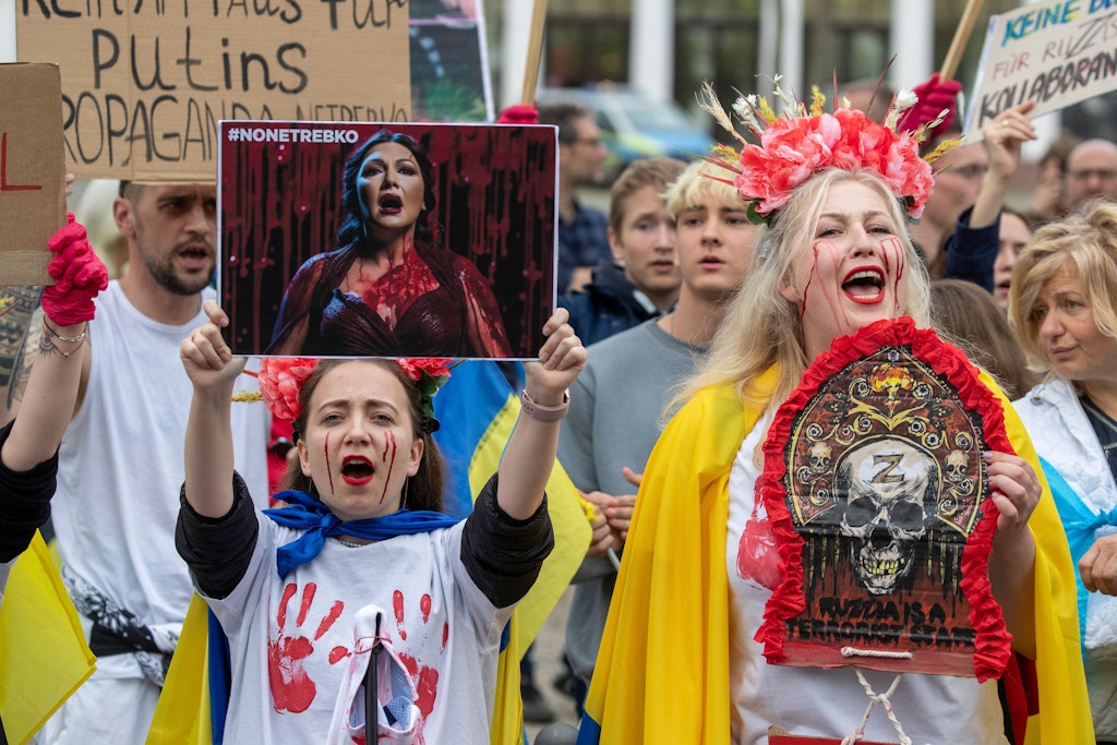 Hunderte Menschen standen am Abend vor dem Hessischen Staatstheater und demonstrierten gegen den Auftritt der russischen Sopranistin Anna Netrebko.