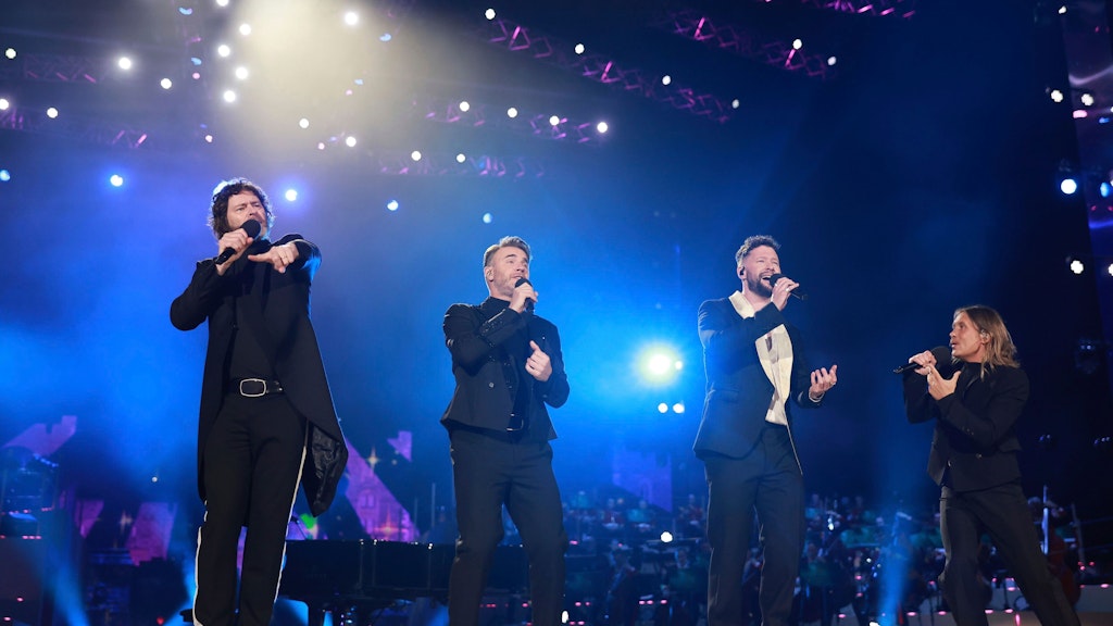 Gary Barlow, Howard Donald and Mark Owen von Take That traten mit dem Pop-Sänger Calum Scott (re.) auf.