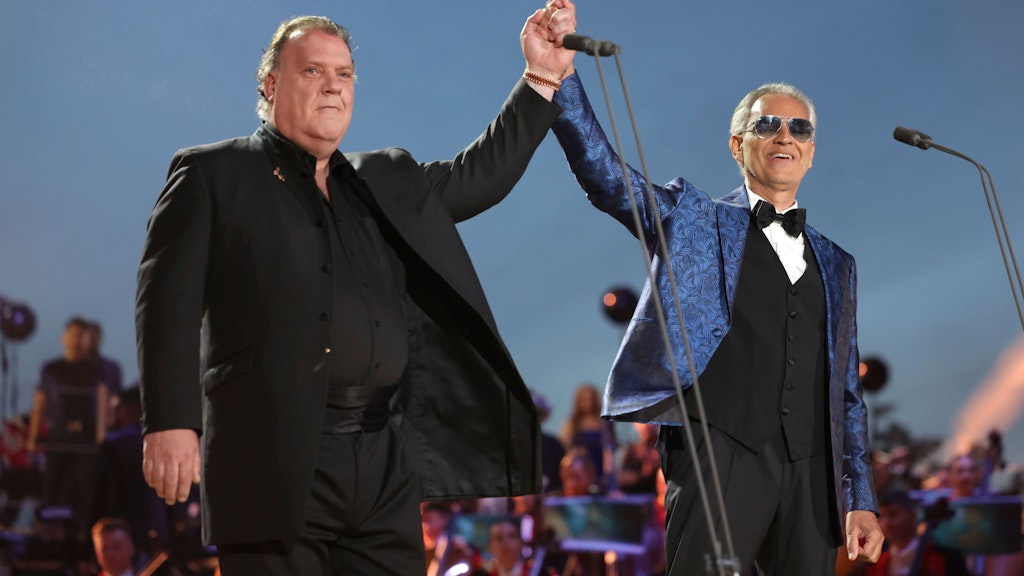 Bryn Terfal (li.) und Andrea Bocelli gehören zu den Stars, die beim Krönungskonzert auftreten.