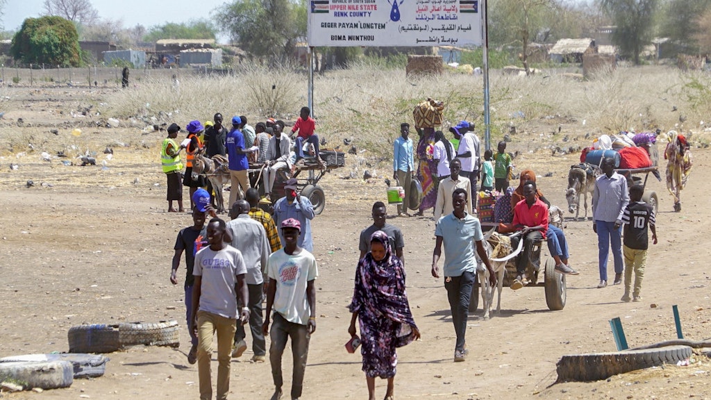 Sudanesen flüchten in den benachbarten Südsudan, der 2011 vom Sudan unabhängig wurde und als gescheiterter Staat gilt,