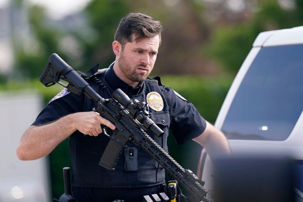 Ein Polizeibeamter mit einem Gewehr vor einem Einkaufszentrum bei Dallas in Texas, in dem neun Menschen starben.