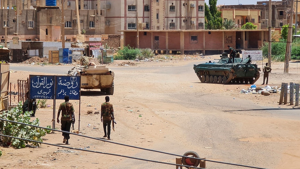 Panzer der sudanesischen Armee in der Hauptstadt Khartum. Sie kämpfen gegen die Paramilitärs der RSF.