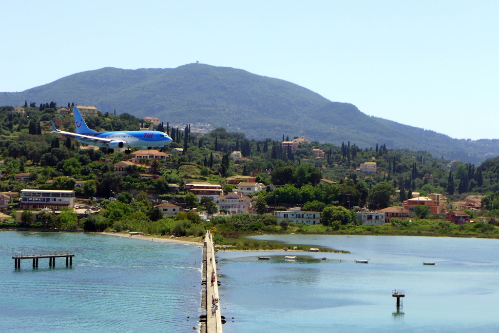 Ein Tui-Flugzeug im Landeanflug auf die Insel Korfu – Griechenland ist als Urlaubsziel 2023 besonders begehrt.