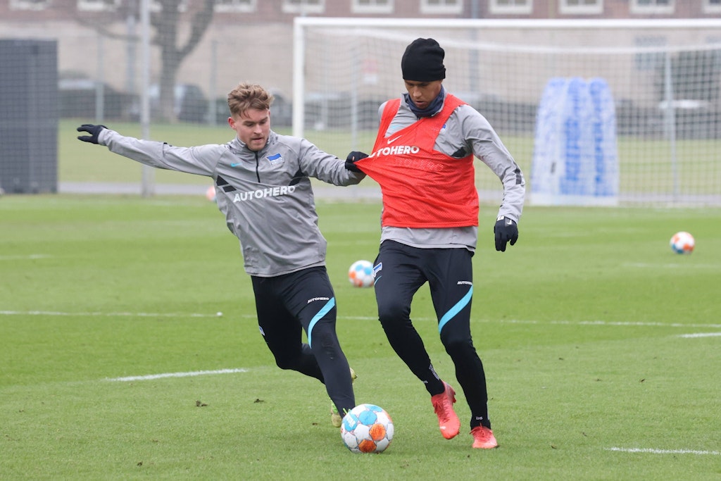 Duellierten sich oft im Training und stehen sich am Freitag als Gegner gegenüber: Herthas Maxi Mittelstädt und Kölns Davie Selke (r.). 