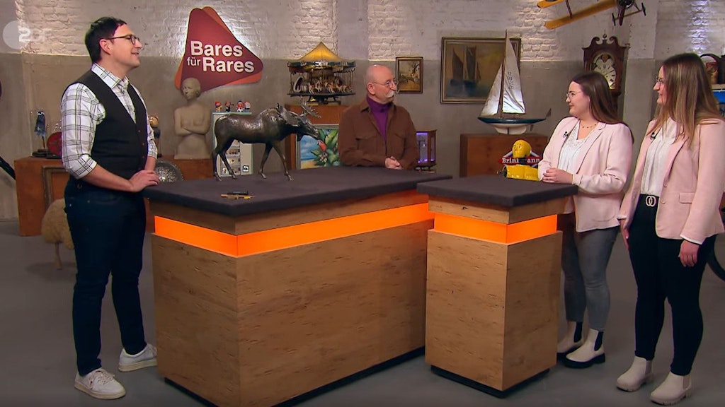 Die Schwestern Emma und Franziska beim Elch-Geplauder mit „Bares für Rares“-Moderator Horst Lichter (M.) und seinem Experten Colmar Schulte-Goltz
