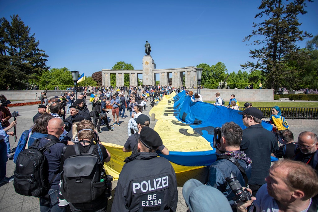 So sah es 2022 aus: Tag der Befreiung in Berlin. Eine große Ukrainische Flagge wurde vor dem Sowjetischen Ehrenmal ausgebreitet.