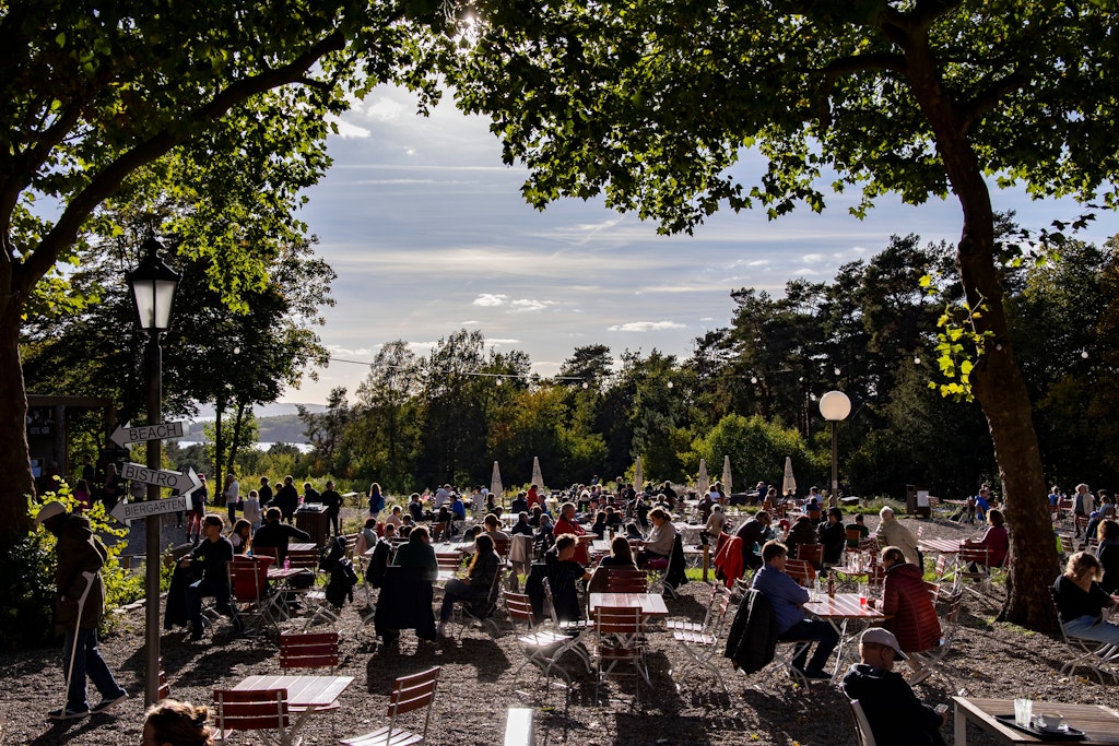 Genuss pur in einem Biergarten im Berliner Grunewald. Wird der Biergarten-Sommer 2023 unbezahlbar?