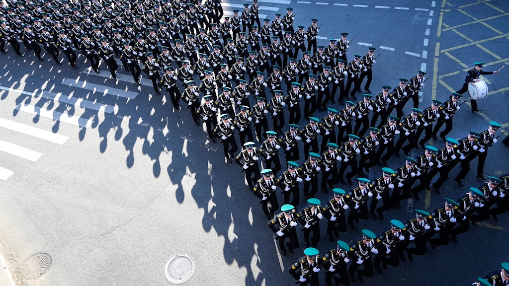 Russische Soldaten marschieren zum Roten Platz für die Militärparade zum Tag des Sieges.