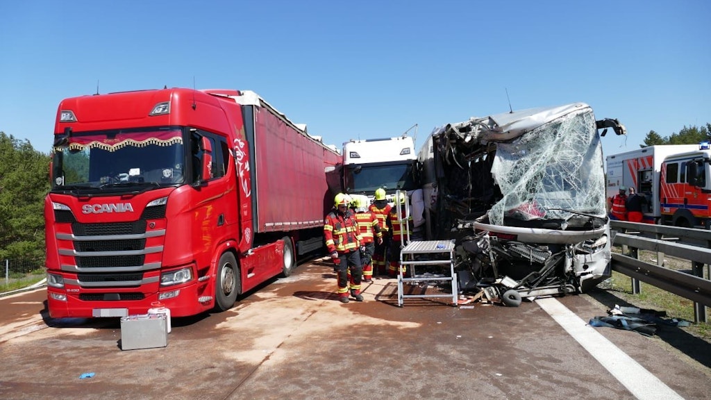 Zwei LKW und ein Reisebus waren an dem schweren Unfall auf der A12 zwischen Storkow und Friedersdorf beteiligt.