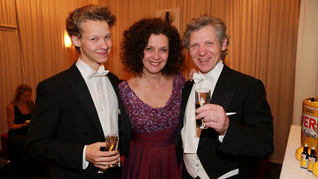 2014 als Jungspund. Felix Kammerer mit seinen Eltern. Angelika Kirchschlager und Hans Peter Kammerer sind beide Opernsänger.