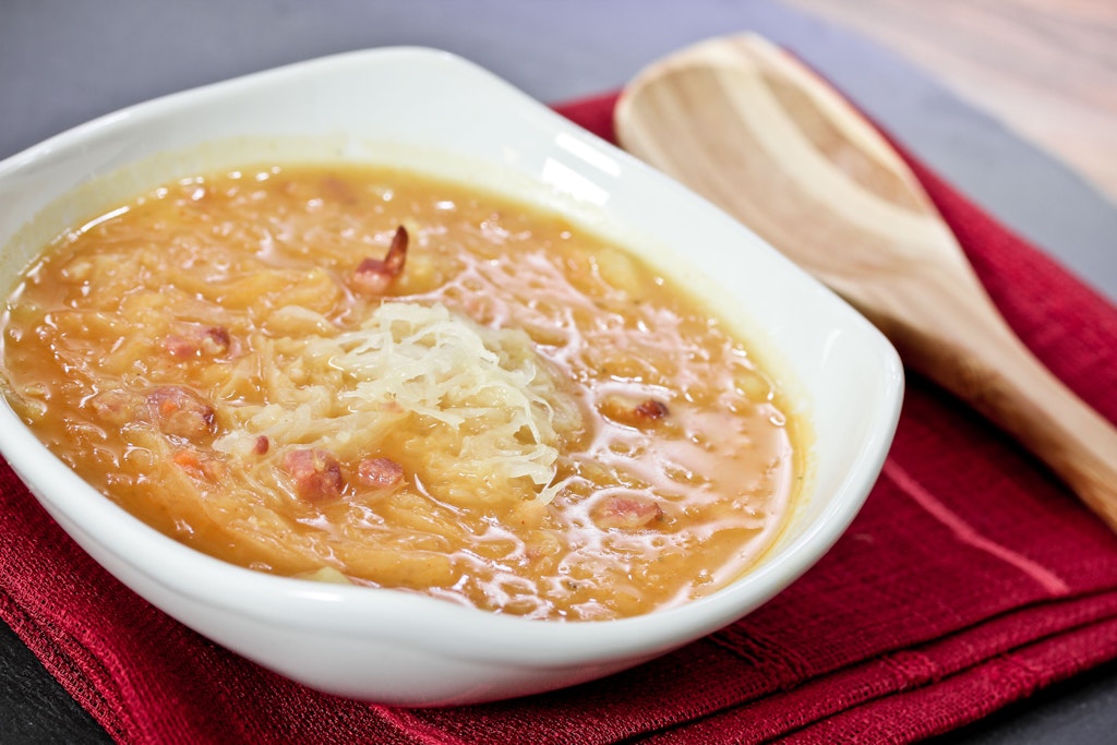 Deftige Sauerkrautsuppe ist gesund und tut der Figur gut. 
