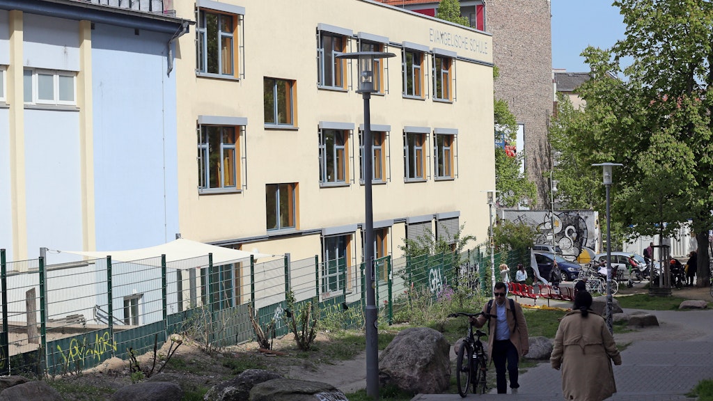 Evangelische Schule an der Mainzer Straße in Neukölln. Hier wurden am Mittwoch zwei Mädchen durch einen Angreifer schwer verletzt. 