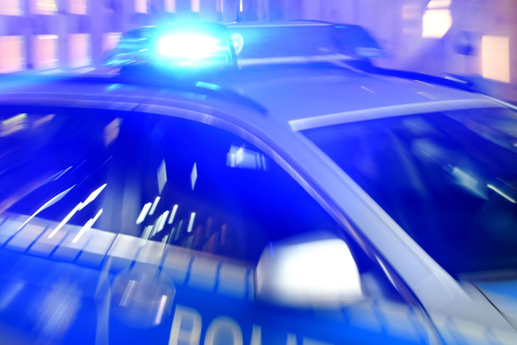Ein Streifenwagen der Polizei steht mit eingeschaltetem Blaulicht auf der Straße (Symbolbild).